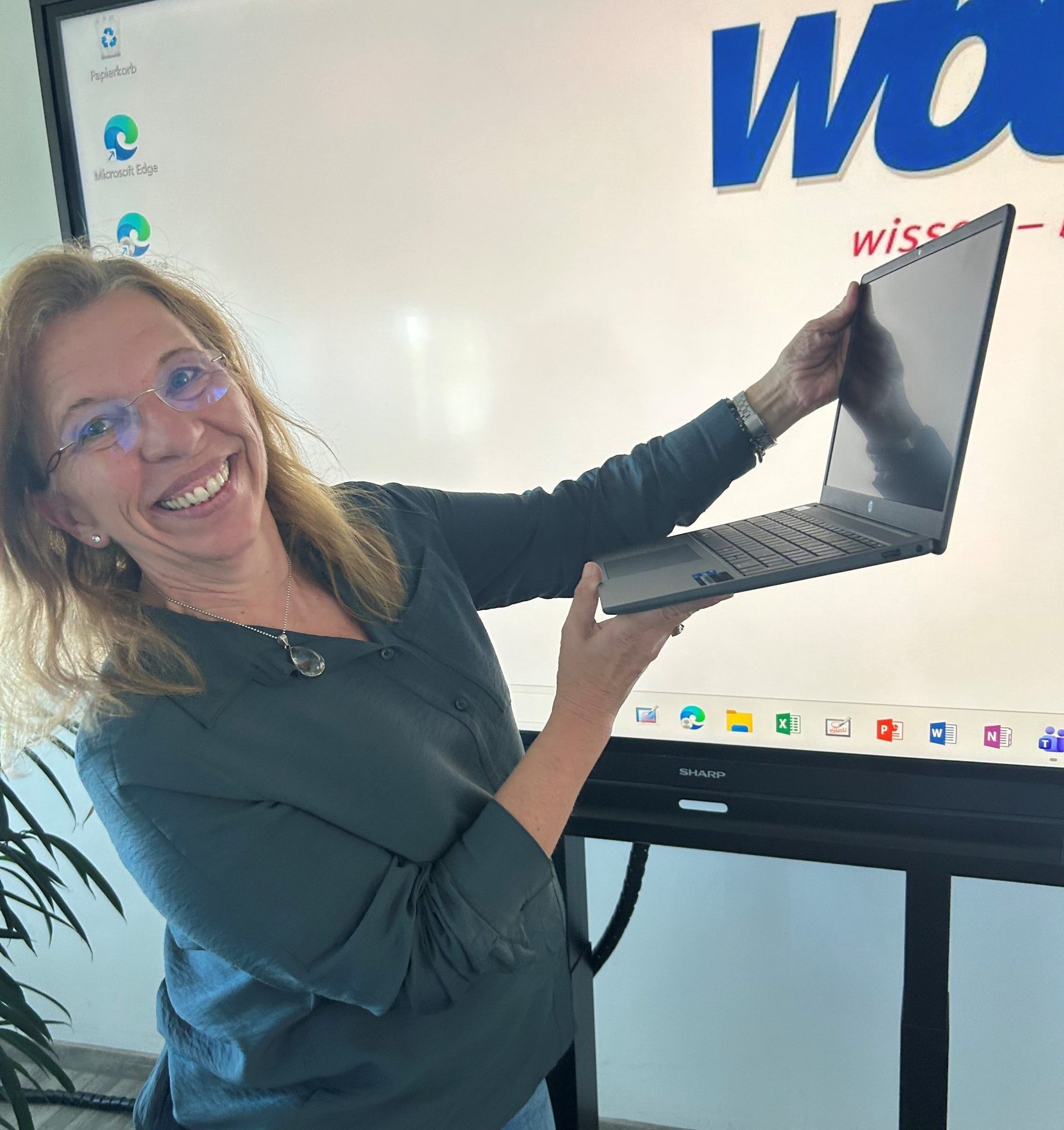 Nicoletta freut sich ueber neue Laptops in Erding